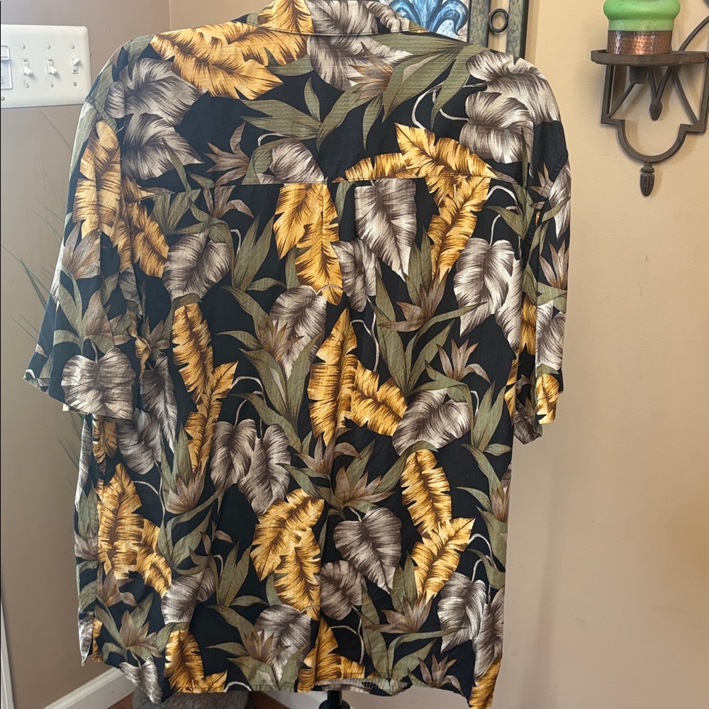 JoS. A. BANK Men's Silk Tropical Shirt - Picture 2 of 4
